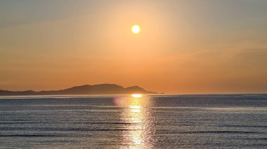 Denizin üzerinde güzel bir gün batımı