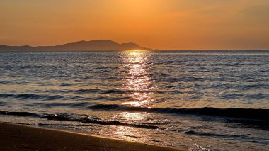 Denizin üzerinde güzel bir gün batımı.