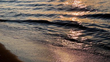 Sahilde güzel bir gün batımı