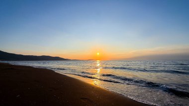 Gölün üzerinde güzel bir gün batımı