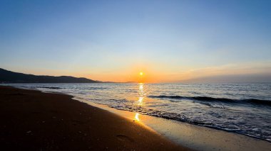 Denizin üzerinde güzel bir gün batımı