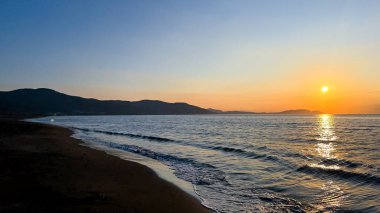 Denizin üzerinde gün batımı