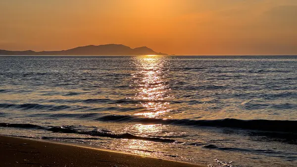 Denizin üzerinde güzel bir gün batımı.
