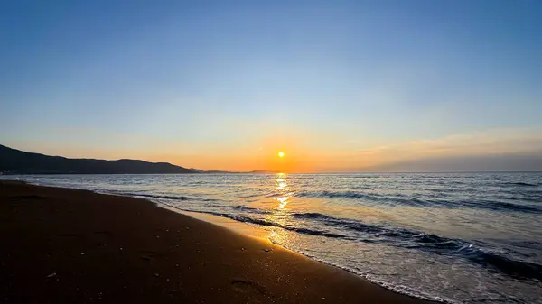 Gölün üzerinde güzel bir gün batımı