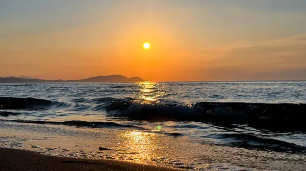 Denizin üzerinde güzel bir gün batımı. Doğa