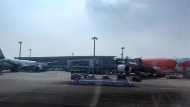 Havaalanında bir uçak.