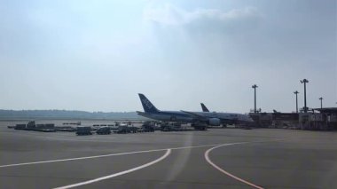 Yolcu uçağı havaalanında.