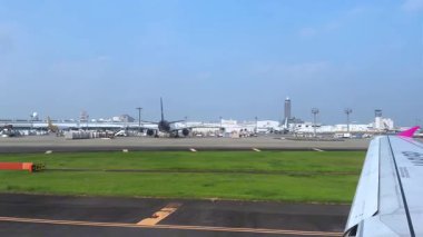 Yolcu uçağı pistte.