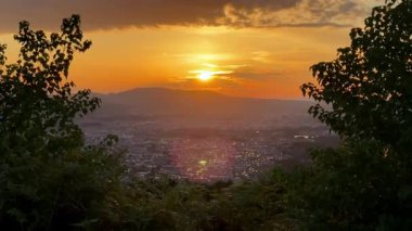 Dağların ardında güzel bir gün batımı