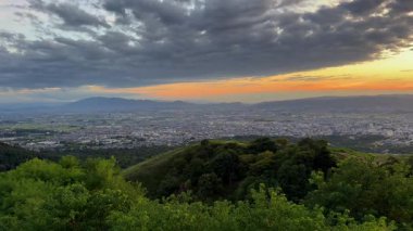 Georgia dağlarının tepesinden manzara, gün batımı.