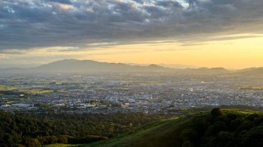 Dağların ardında güzel bir gün batımı