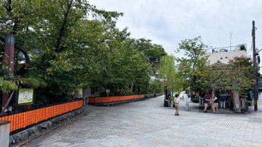 Tokyo, Japonya - Kasım 7, 2019: Tokyo sokaklarında yürüyen insanlar.