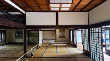 Ahşap tavanlı ve pencereli Japon evi.