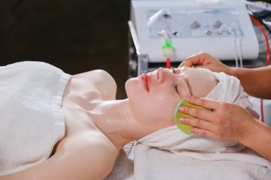 Beyaz kadın spa masajında dinleniyor.