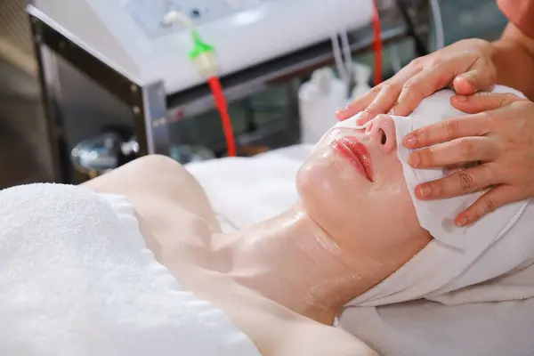 Kaukasiska Vit Kvinna Avkopplande Spa Massage — Stockfoto
