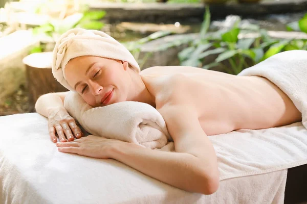 Femeie Albă Caucaziană Care Relaxează Masajul Spa — Fotografie, imagine de stoc