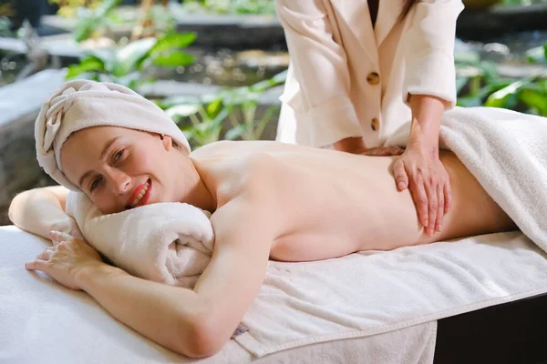 Beyaz Kadın Spa Masajında Dinleniyor — Stok fotoğraf