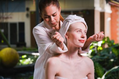 Beyaz kadın spa masajında dinleniyor.