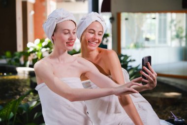 Beyaz kadın spa masajında dinleniyor.