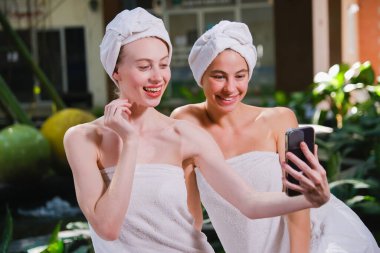 Beyaz kadın spa masajında dinleniyor.