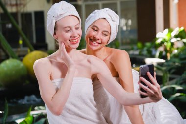 Beyaz kadın spa masajında dinleniyor.