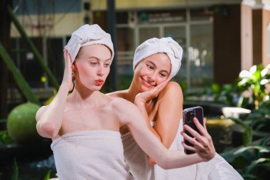 Beyaz kadın spa masajında dinleniyor.