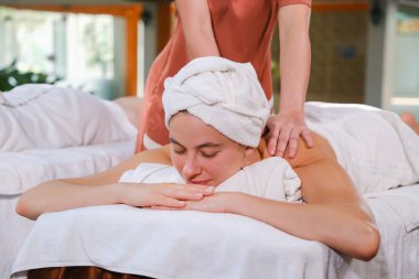Beyaz kadın spa masajında dinleniyor.