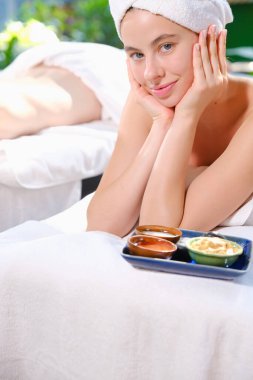 Beyaz kadın spa masajında dinleniyor.