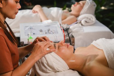 Beyaz kadın spa masajında dinleniyor.