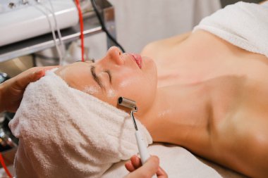 Beyaz kadın spa masajında dinleniyor.