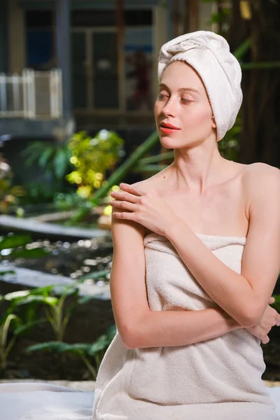 Beyaz Kadın Spa Masajında Dinleniyor — Stok fotoğraf