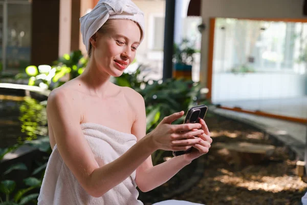 Blanke Vrouw Ontspannen Spa Massage — Stockfoto
