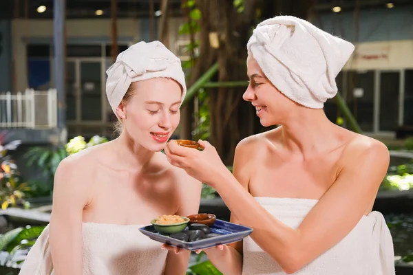 Beyaz kadın spa masajında dinleniyor.