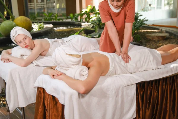Kaukasiska Vit Kvinna Avkopplande Spa Massage — Stockfoto