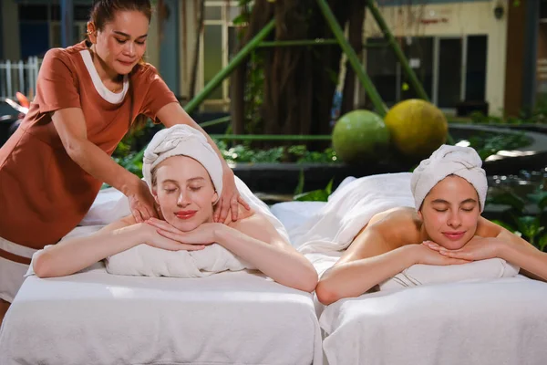 Caucasien Blanc Femme Relaxant Dans Spa Massage — Photo