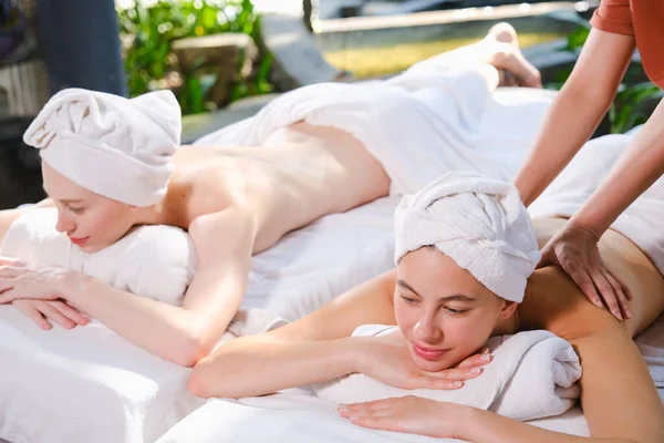 在温泉按摩中 高加索白人妇女放松了 — 图库照片