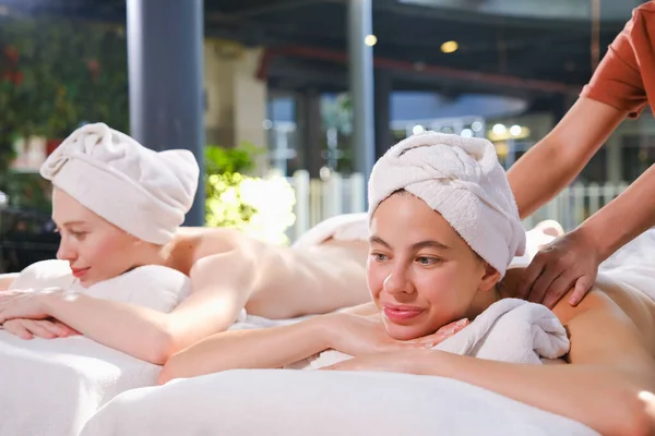 Caucasien Blanc Femme Relaxant Dans Spa Massage — Photo