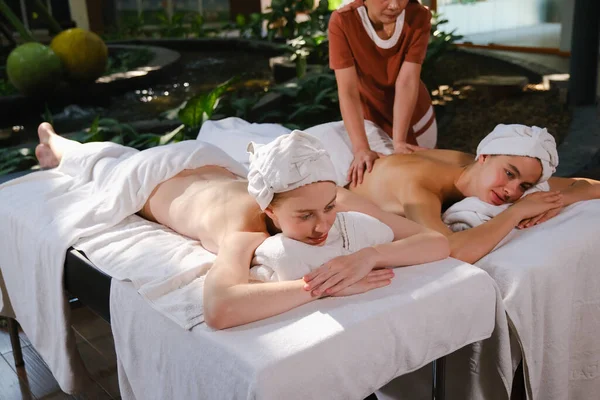 Blanke Vrouw Ontspannen Spa Massage — Stockfoto