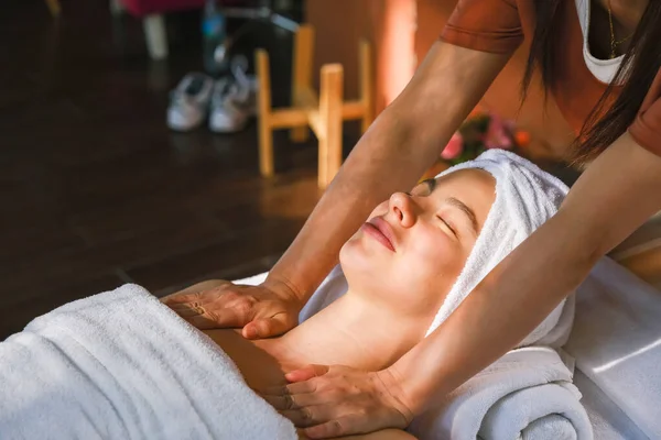 Branca Mulher Branca Relaxante Massagem Spa — Fotografia de Stock