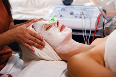 Beyaz kadın spa masajında dinleniyor.