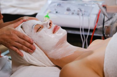 Beyaz kadın spa masajında dinleniyor.