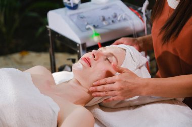 Beyaz kadın spa masajında dinleniyor.