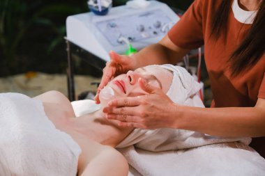 Beyaz kadın spa masajında dinleniyor.