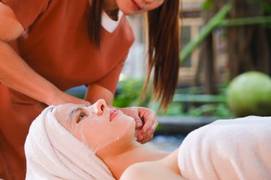 Beyaz kadın spa masajında dinleniyor.