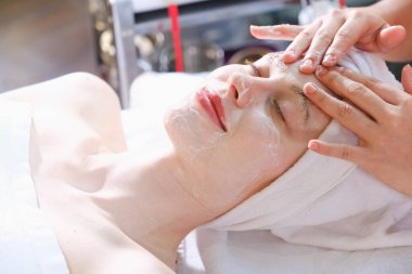 Beyaz kadın spa masajında dinleniyor.