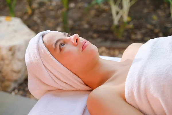 Caucasian White Woman Relaxing Spa Massage — Stock Photo, Image