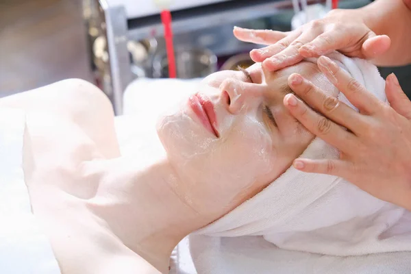 Kaukasische Weiße Frau Entspannt Sich Wellness Massage — Stockfoto
