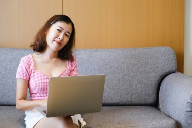 Bilgisayarla oynayan ya da çalışan Asyalı kadın, iş formu