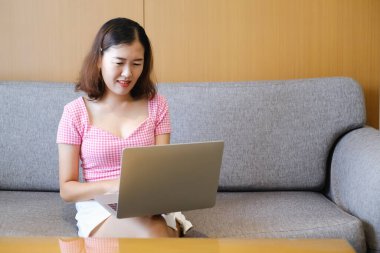 Bilgisayarla oynayan ya da çalışan Asyalı kadın, iş formu