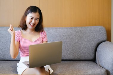 Bilgisayarla oynayan ya da çalışan Asyalı kadın, iş formu